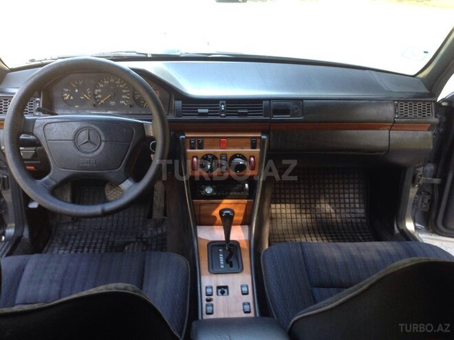 Mercedes E 220 1992, 241,000 km - 2.2 l - Sumqayıt