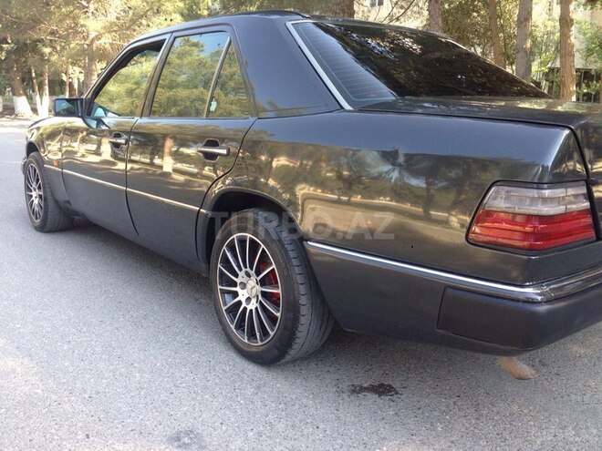 Mercedes E 220 1992, 241,000 km - 2.2 l - Sumqayıt