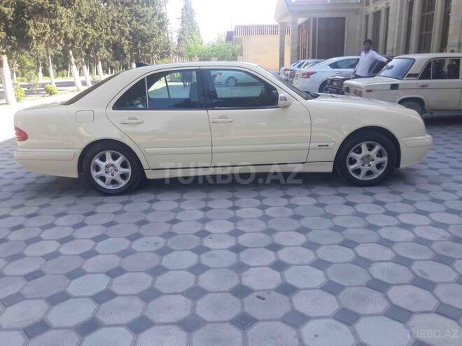 Mercedes E 220 2001, 290,000 km - 2.2 l - Ucar