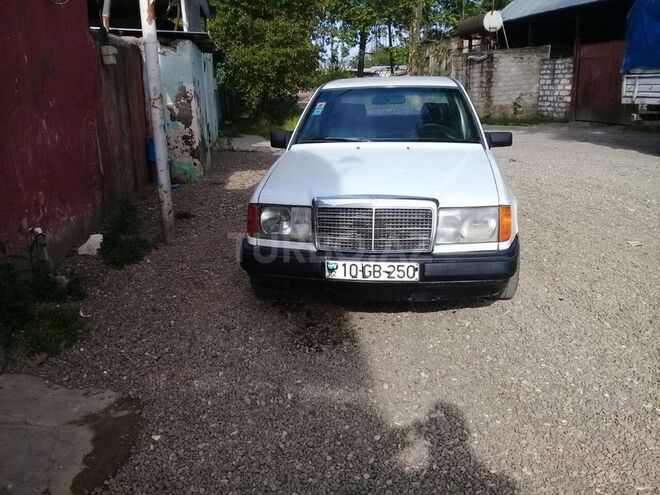 Mercedes E 250 1986, 38,200 km - 2.5 l - Ağstafa