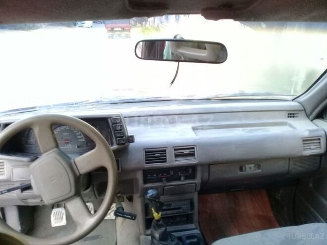 Isuzu  1993, 275,645 km - 2.6 л - Bakı