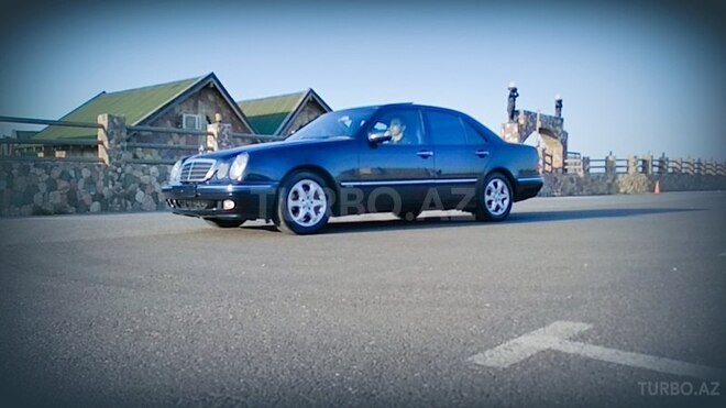 Mercedes E 220 2000, 397,800 km - 2.2 l - Bakı