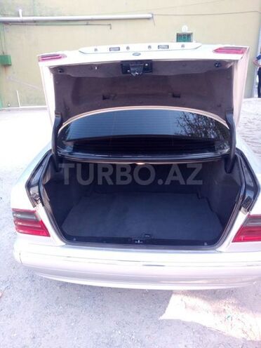 Mercedes E 220 2000, 261,824 km - 2.2 l - Bakı