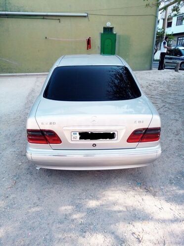 Mercedes E 220 2001, 261,484 km - 2.2 l - Bakı