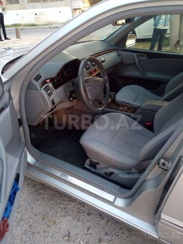 Mercedes E 220 2001, 261,484 km - 2.2 l - Bakı