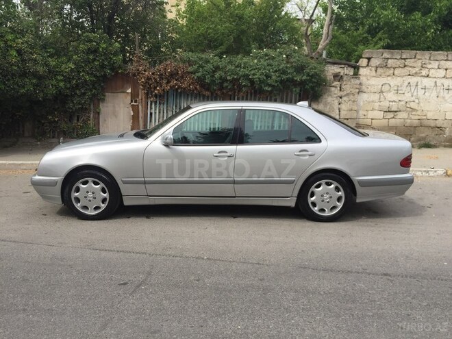 Mercedes E 220 2001, 170,000 km - 2.2 l - Bakı