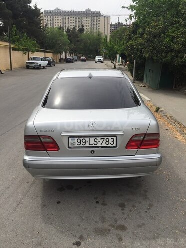 Mercedes E 220 2001, 170,000 km - 2.2 l - Bakı
