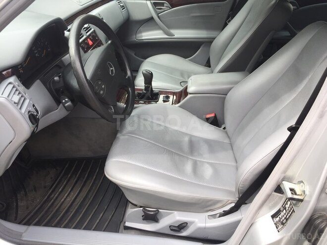 Mercedes E 220 2001, 170,000 km - 2.2 l - Bakı