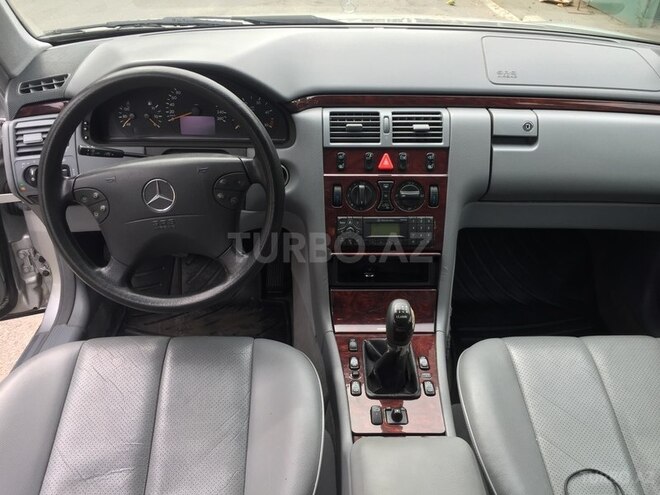 Mercedes E 220 2001, 170,000 km - 2.2 l - Bakı