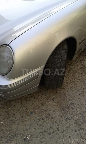 Mercedes E 240 1999, 335,300 km - 2.4 l - Bakı