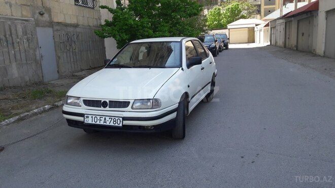 Volkswagen Polo 1996, 243,300 km - 1.6 l - Bakı