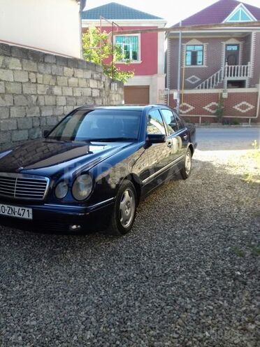 Mercedes E 240 1999, 281,000 km - 2.4 l - Bakı