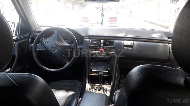 Mercedes E 240 2001, 227,890 km - 2.6 l - Astara