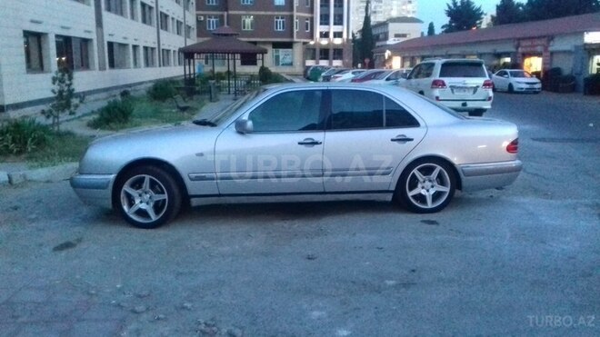 Mercedes E 240 1999, 290,000 km - 2.4 л - Bakı