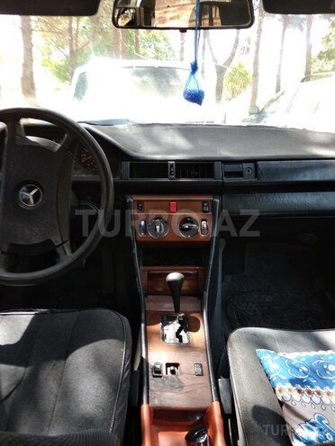 Mercedes E 230 1986, 2,018 km - 2.3 л - Bakı