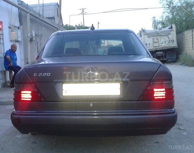 Mercedes E 220 1995, 265,350 km - 2.2 l - Bakı