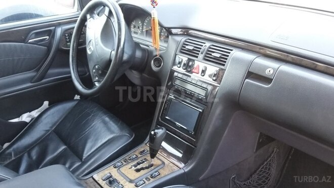 Mercedes E 320 2001, 297,000 km - 3.2 l - Bakı