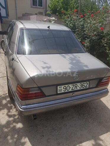 Mercedes E 220 1992, 302,405 km - 2.2 l - Bakı