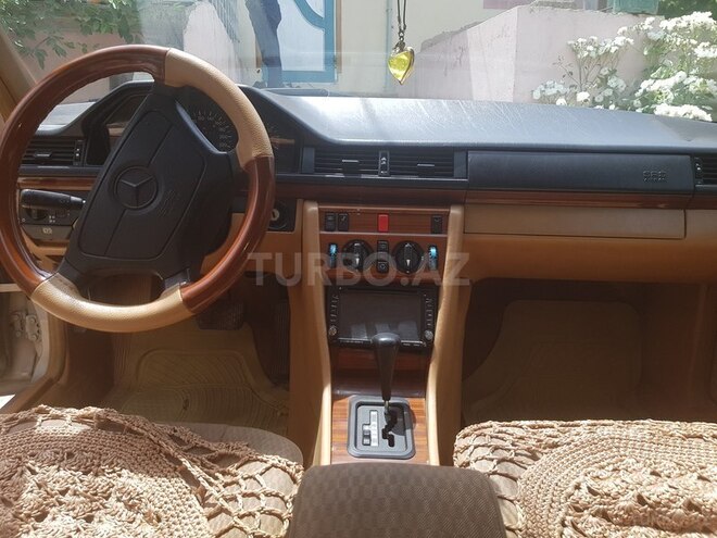 Mercedes E 220 1992, 302,405 km - 2.2 l - Bakı