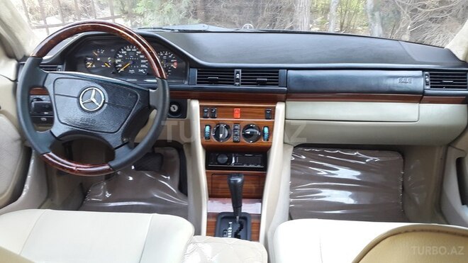 Mercedes E 220 1993, 317,000 km - 2.2 л - Sumqayıt