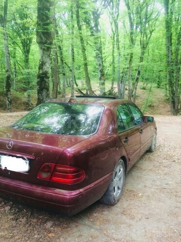 Mercedes E 220 1998, 270,000 km - 2.2 l - Sumqayıt