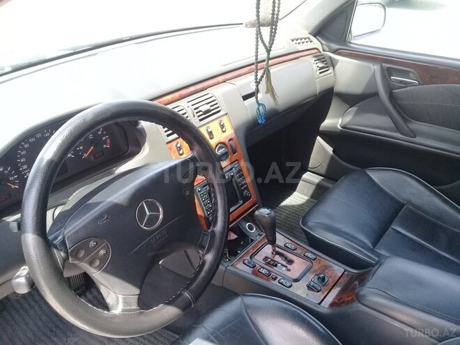 Mercedes E 240 2000, 281,000 km - 2.6 л - Bakı