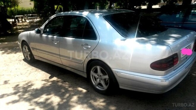Mercedes E 220 2000, 235,000 km - 0.3 l - Samux