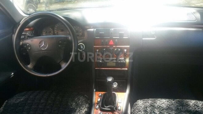 Mercedes E 220 2000, 235,000 km - 0.3 l - Samux