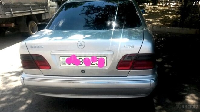 Mercedes E 220 2000, 235,000 km - 0.3 l - Samux