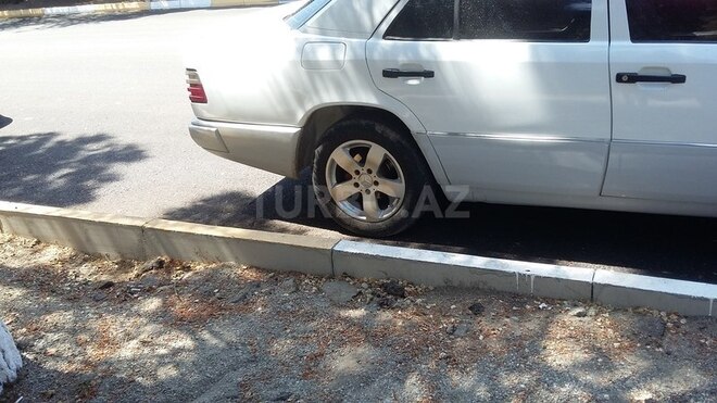 Mercedes E 200 1987, 398,000 km - 2.0 l - Sumqayıt