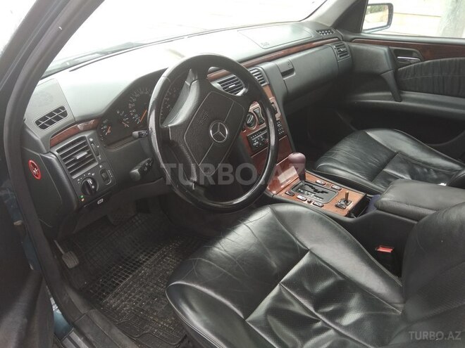 Mercedes E 240 1999, 290,000 km - 2.4 l - Bakı