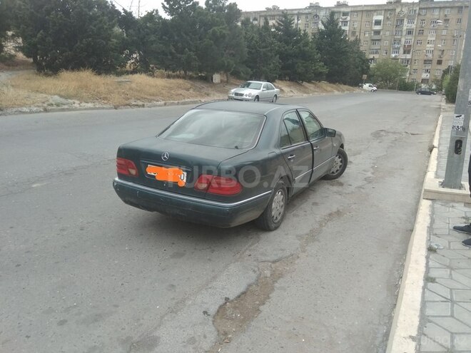Mercedes E 240 1999, 290,000 km - 2.4 l - Bakı
