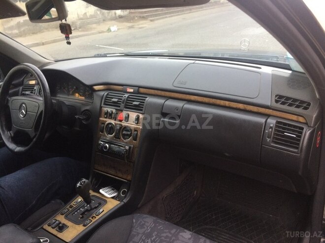 Mercedes E 240 1999, 246,000 km - 2.4 l - Bakı