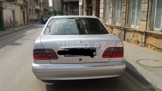 Mercedes E 220 2001, 260,000 km - 2.2 l - Bakı
