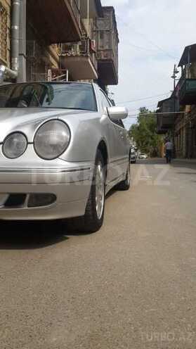 Mercedes E 220 2001, 260,000 km - 2.2 l - Bakı