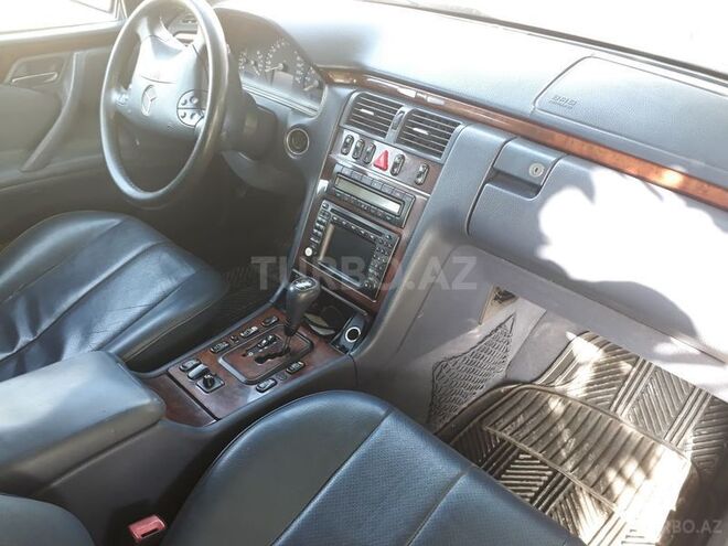 Mercedes E 240 2000, 323,000 km - 2.6 l - Yevlax