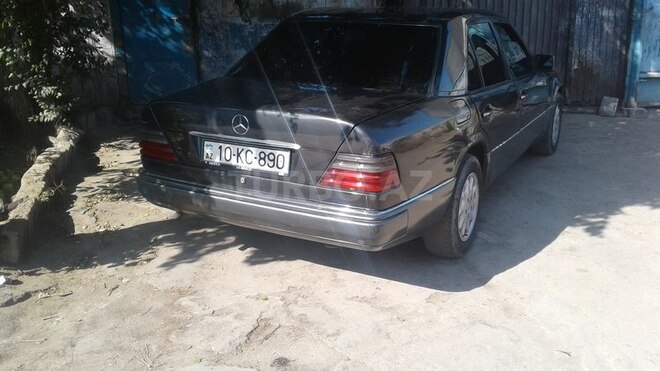 Mercedes E 220 1995, 282,000 km - 2.2 l - Bakı