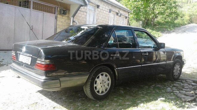 Mercedes E 220 1995, 282,000 km - 2.2 l - Bakı