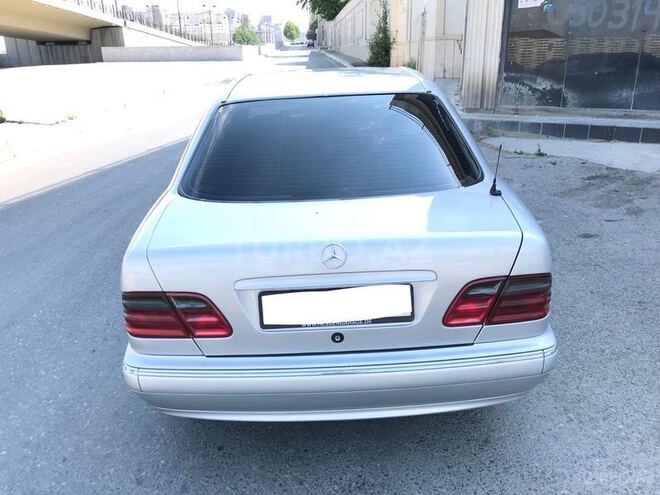 Mercedes E 220 2000, 256,000 km - 2.2 l - Bakı
