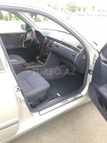 Mercedes E 220 2001, 134,077 km - 2.2 l - Gəncə