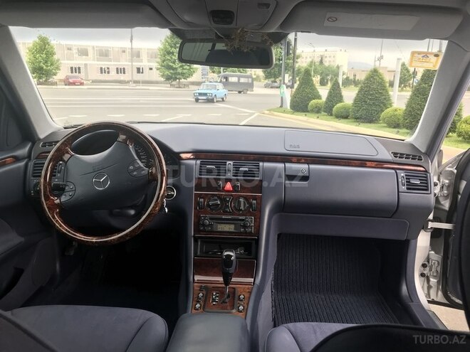 Mercedes E 220 2001, 134,077 km - 2.2 l - Gəncə