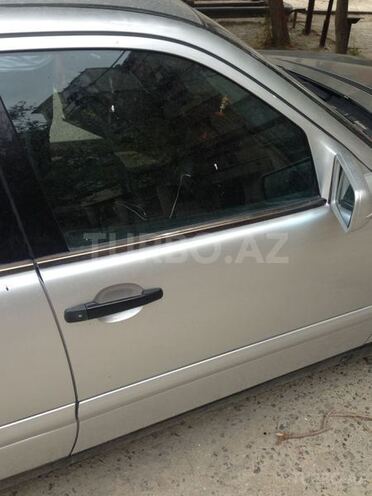 Mercedes E 240 1999, 290,000 km - 2.4 l - Bakı