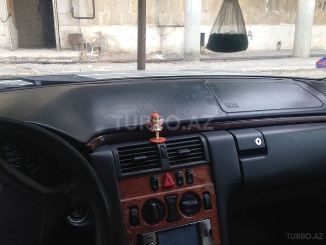 Mercedes E 240 1999, 290,000 km - 2.4 l - Bakı
