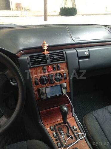 Mercedes E 240 1999, 290,000 km - 2.4 l - Bakı