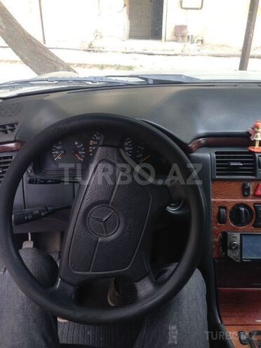 Mercedes E 240 1999, 290,000 km - 2.4 l - Bakı