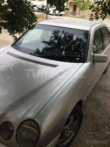 Mercedes E 240 1999, 290,000 km - 2.4 l - Bakı