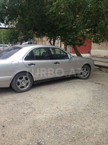 Mercedes E 240 1999, 290,000 km - 2.4 l - Bakı