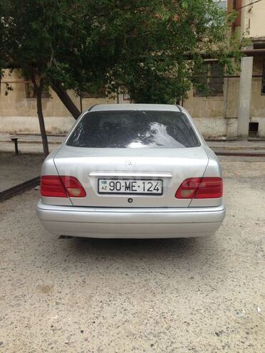 Mercedes E 240 1999, 290,000 km - 2.4 l - Bakı