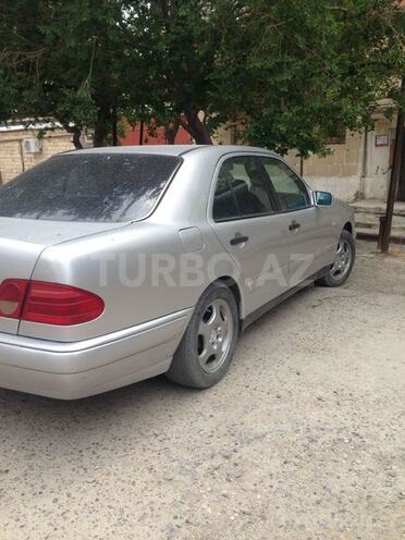 Mercedes E 240 1999, 290,000 km - 2.4 l - Bakı