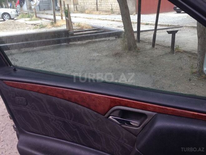 Mercedes E 240 1999, 290,000 km - 2.4 l - Bakı
